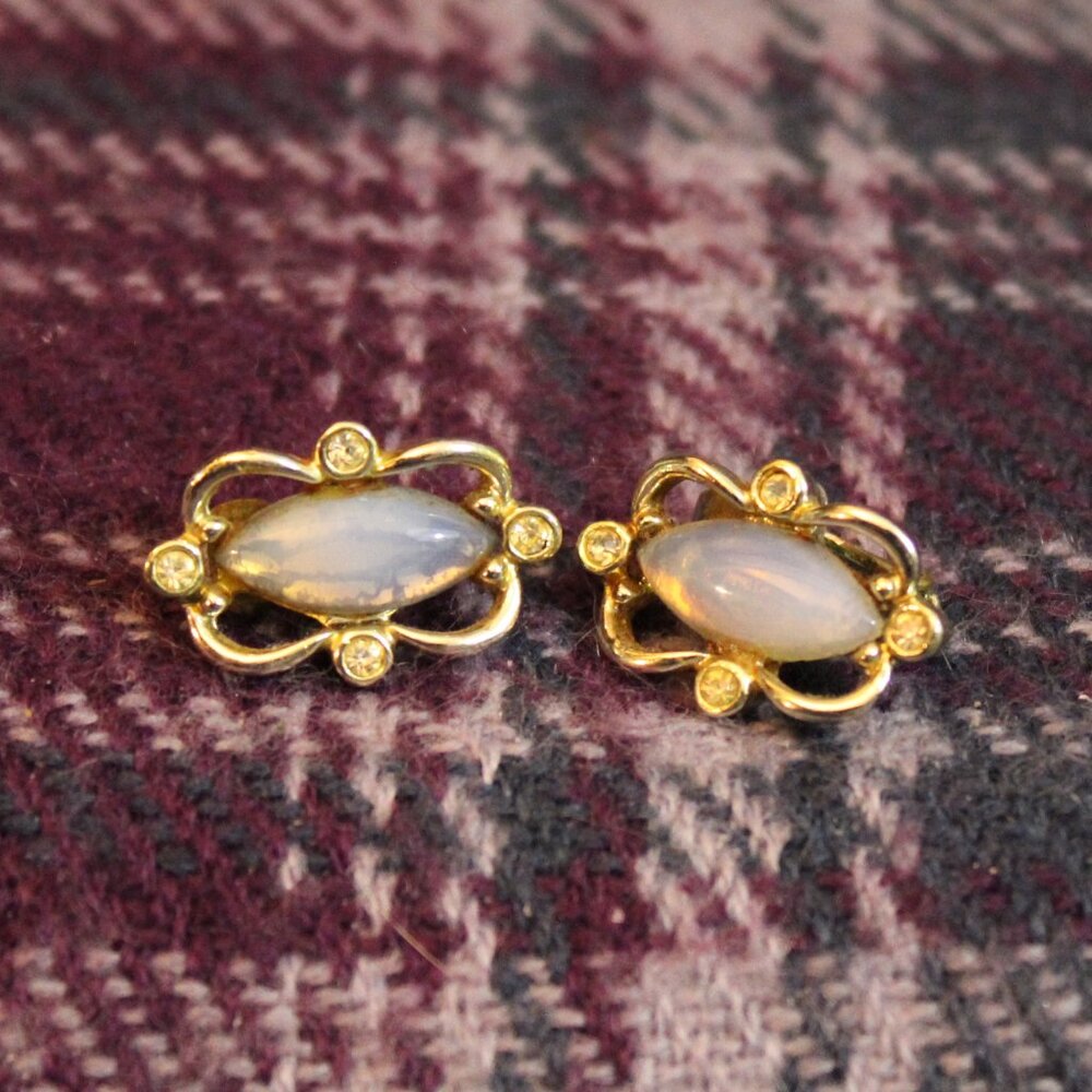 Vintage Sarah Coventry Opalite Faux Opal Glass Clip On Earrings